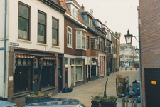 861388 Gezicht in de Korte Koestraat in Wijk C te Utrecht, vanaf de Lange Koestraat richting Vredenburg, achtergrond de ...